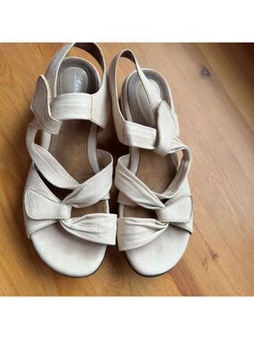 Clark’s leather off-white sandals size 6